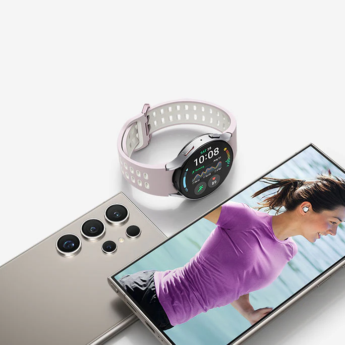 티타늄 그레이 색상의 갤럭시 S24 Ultra 2대가 있습니다. 1대는 전면이 보이고, 나머지 1대는 후면이 보입니다. 그 옆에는 갤럭시 워치6가 있습니다.
