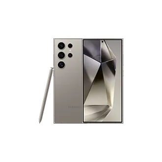 티타늄 그레이 색상의 갤럭시 S24 Ultra 제품 이미지입니다. 하나는 전면 디스플레이가 보이고, 하나는 후면이 보입니다. 그 옆에는 S펜이 기대고 서있습니다.